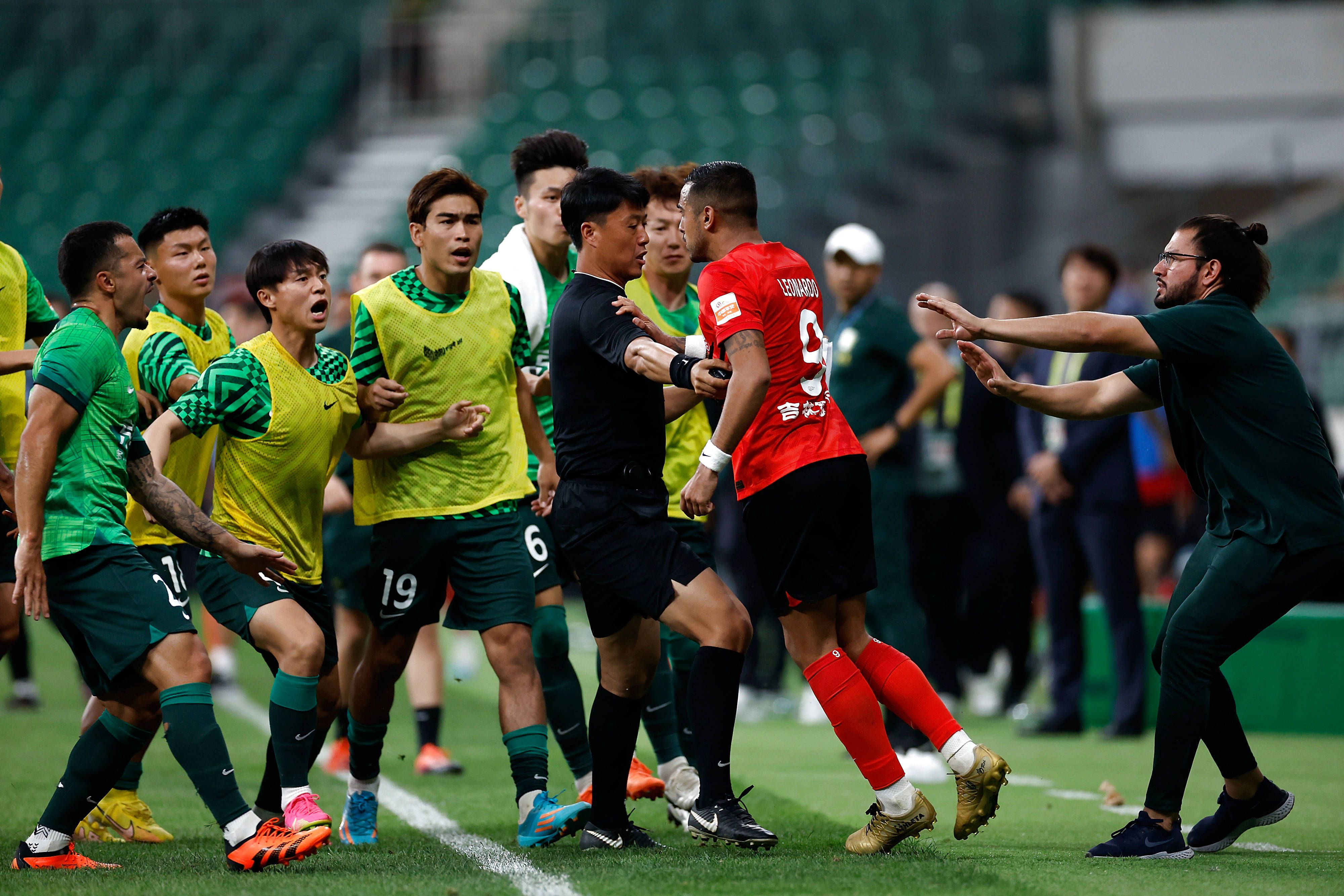 在本轮德甲联赛中，拜仁3-0击败斯图加特，《图片报》也对拜仁球员本场表现做出评分，其中凯恩与金玟哉并列最高，以下为具体情况（德媒评分1分为最高，5分最低）：门将：诺伊尔（3分）后卫：莱默尔（3分）、于帕（3分）、金玟哉（1分）、阿方索-戴维斯（3分）中场：帕夫洛维奇（2分）、格雷罗（3分）、穆西亚拉（3分）、穆勒（3分）、萨内（2分）前锋：凯恩（1分）